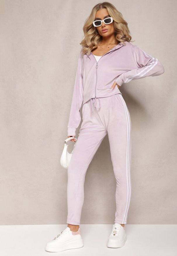 Renee - Jasnofioletowy 2-Częściowy Komplet Dresowy z Weluru z Ozdobnymi Lampasami Bluza i Spodnie Anelpe. Kolor: fioletowy. Materiał: welur, dresówka