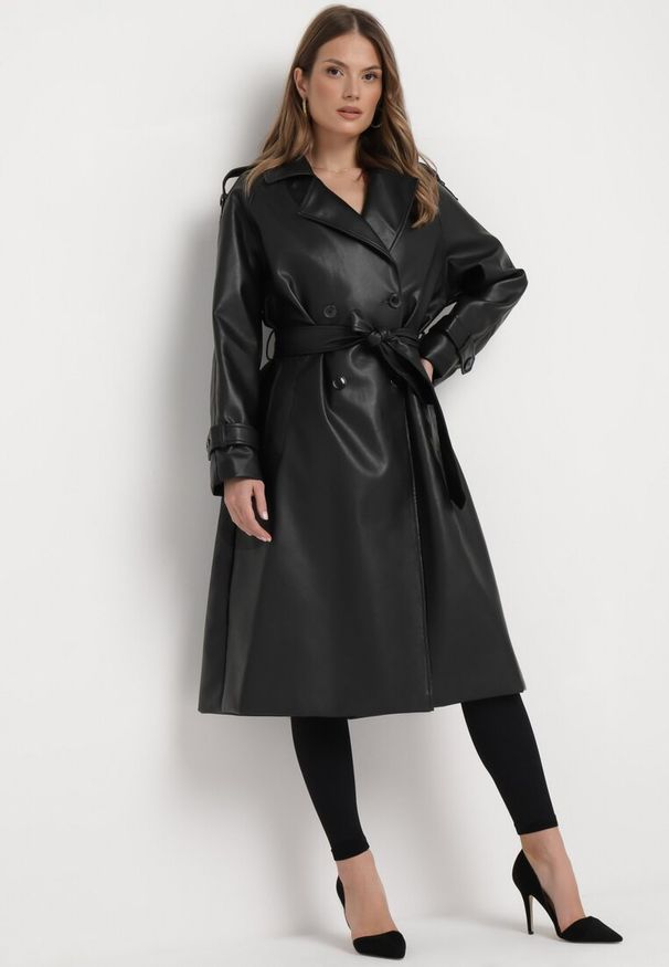 Born2be - Czarny Dwurzędowy Płaszcz Wiązany w Pasie z Kieszeniami Asella. Okazja: na co dzień. Kolor: czarny. Materiał: jeans. Styl: casual, klasyczny, elegancki