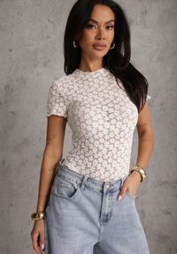 Renee - Białe Body z Koronki o Dopasowanym Kroju z Krótkim Rękawem Adradina. Okazja: na co dzień. Kolor: biały. Materiał: koronka. Długość rękawa: krótki rękaw. Długość: krótkie. Wzór: koronka. Sezon: lato. Styl: casual #8