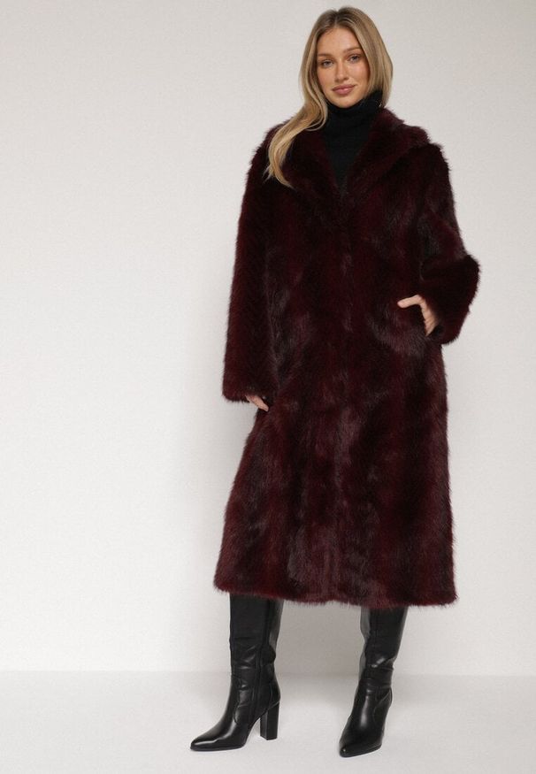 Born2be - Bordowy Jednorzędowy Płaszcz Futerko o Klasycznym Kroju Yrelsha. Okazja: na co dzień. Kolor: czerwony. Materiał: futro. Styl: klasyczny