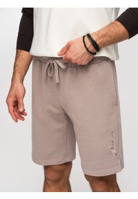 Ombre Clothing - Szorty męskie REGULAR FIT z dzianiny french terry - ciemnobeżowe V2. Okazja: na co dzień. Kolor: beżowy. Materiał: dzianina. Wzór: gładki, aplikacja. Styl: casual, wizytowy #1