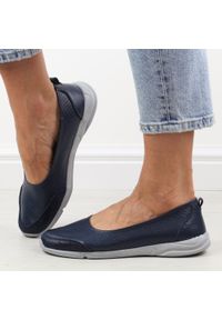 Granatowe lekkie skórzane baleriny damskie Jezzi 3621. Okazja: do pracy, na co dzień, na spacer. Kolor: niebieski. Materiał: skóra. Szerokość cholewki: normalna. Wzór: ażurowy. Sezon: wiosna, lato. Obcas: na obcasie. Styl: elegancki, klasyczny, casual #1