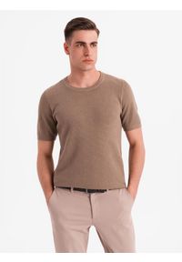 Ombre Clothing - Koszulka męska dzianinowa z delikatną drobną strukturą - jasnobrązowa V2 - Rozmiar: M. Okazja: na co dzień. Kolor: brązowy. Materiał: dzianina. Długość rękawa: krótki rękaw. Długość: krótkie. Wzór: ze splotem. Styl: wizytowy, casual, elegancki #3