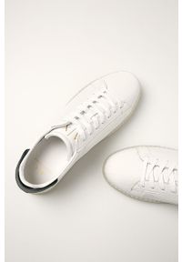 Armani Exchange - Buty skórzane. Zapięcie: sznurówki. Kolor: biały. Materiał: skóra. Szerokość cholewki: normalna #4