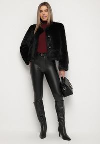 Born2be - Czarna Futerkowa Kurtka o Prostym Kroju z Kieszeniami Awilise. Okazja: na studniówkę. Kolor: czarny. Materiał: skóra. Długość: krótkie. Styl: klasyczny, wizytowy #7
