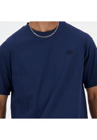 Koszulka męska New Balance MT41533NNY – granatowa. Kolor: niebieski. Materiał: bawełna, dresówka. Długość rękawa: krótki rękaw. Długość: krótkie #5