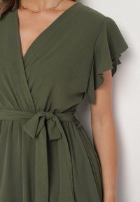 Born2be - Ciemnozielona Rozkloszowana Sukienka Ozdobiona Falbanką i Paskiem Natiellea. Okazja: na co dzień. Typ kołnierza: kołnierz z falbankami. Kolor: zielony. Wzór: aplikacja. Styl: casual #7