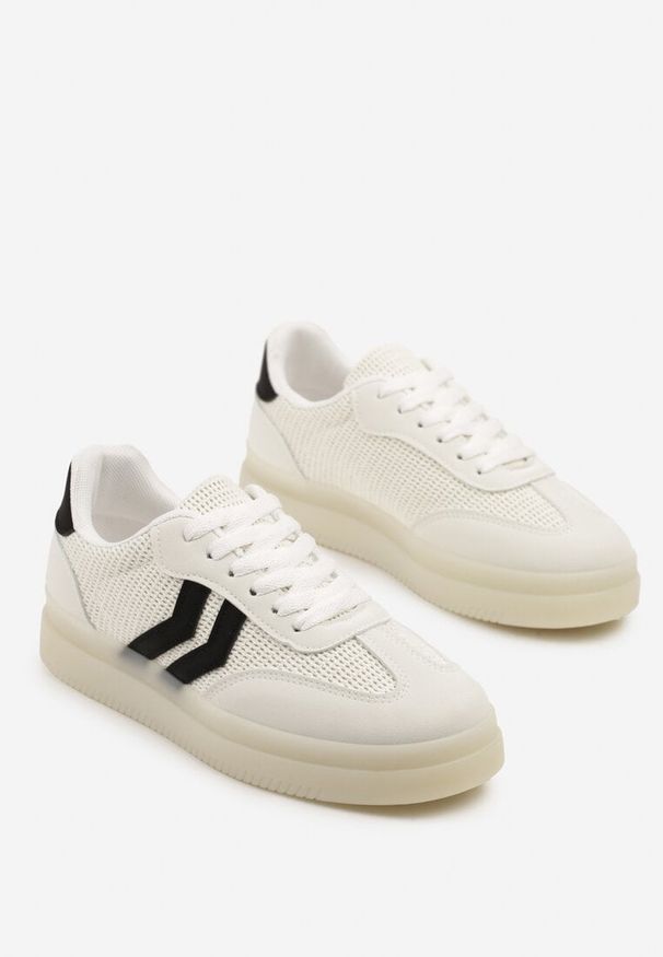 Born2be - Białe Sneakersy z Geometrycznym Wzorem Sadeane. Okazja: na co dzień. Kolor: biały. Materiał: jeans. Wzór: geometria
