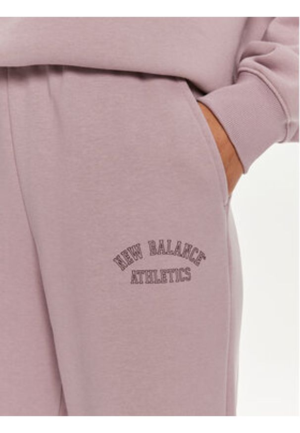 New Balance Spodnie dresowe Graphic WP43500 Fioletowy Relaxed Fit. Kolor: fioletowy. Materiał: bawełna