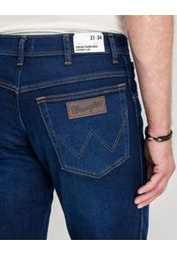 Wrangler - MESKIE SPODNIE WRANGLER TEXAS SLIM NIGHT SHADE 112350865. Sezon: zima, jesień, lato. Styl: elegancki #4