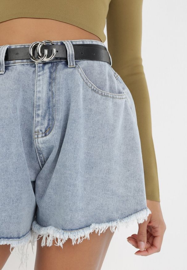 Born2be - Jasnoniebieskie Jeansowe Szorty o Luźnym Fasonie z Dodatkowym Paskiem Cilike. Okazja: na co dzień. Kolor: niebieski. Materiał: jeans. Sezon: lato. Styl: casual
