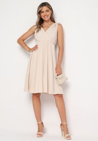 Born2be - Beżowa Plisowana Sukienka z Bawełną i Wiskozą z Gumką w Talii i Kopertowym Dekoltem Karamla. Typ kołnierza: dekolt kopertowy. Kolor: beżowy. Materiał: bawełna, wiskoza. Typ sukienki: kopertowe #2