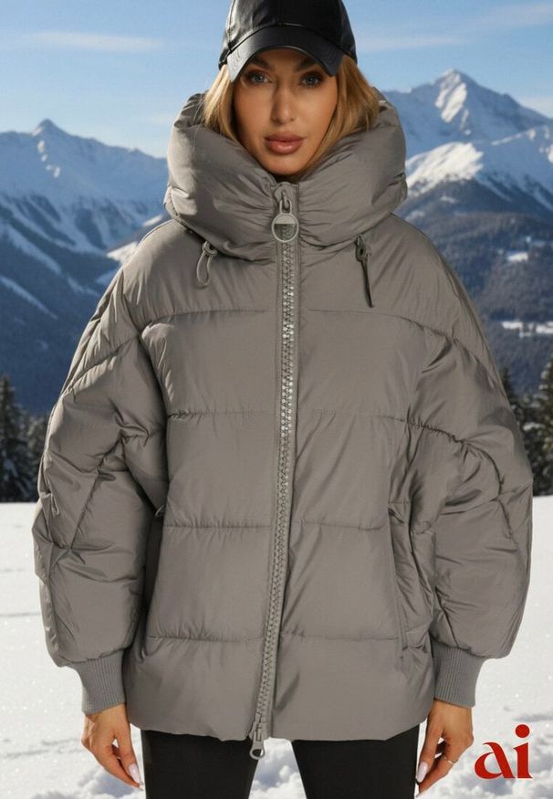 Renee - Szara Oversizowa Kurtka Puffer z Kaputrem Mevenassa. Kolor: szary. Materiał: poliester, zamsz, dzianina. Sezon: zima. Styl: elegancki