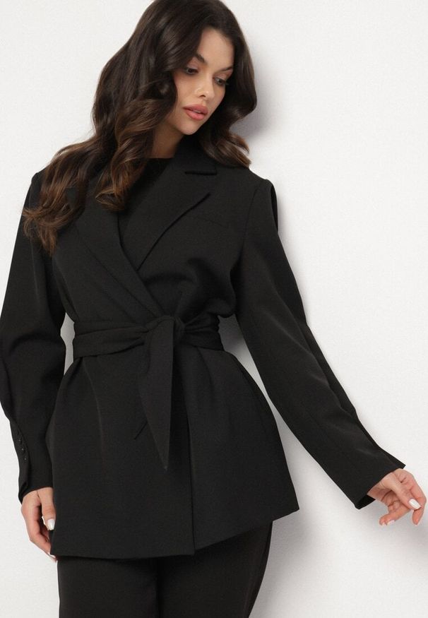Born2be - Czarna Marynarka o Dwurzędowym Kroju z Wiązanym Paskiem Dannes. Okazja: na co dzień. Kolor: czarny. Materiał: jeans. Styl: elegancki, casual, klasyczny