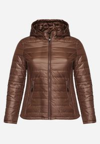Born2be - Brązowa Pikowana Kurtka z Opinanym Kapturem i Wstawkami z Gumek Terilinde. Okazja: na spacer. Kolekcja: plus size. Kolor: brązowy. Materiał: jeans #6
