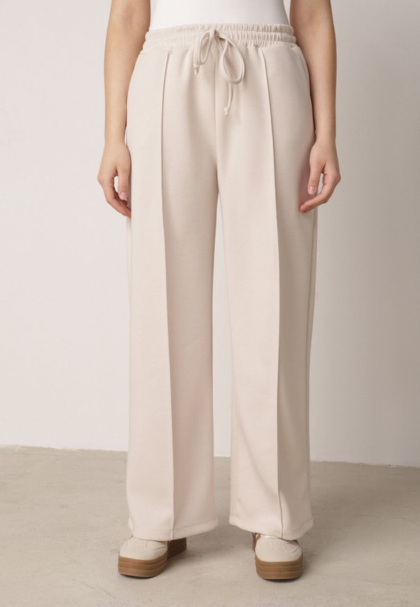 Born2be - Jasnobeżowy Dzianinowy Komplet Dresowy z Wiskozą Bluza ze Stójką i Spodnie Nevenira. Kolor: beżowy. Materiał: dzianina, wiskoza, dresówka