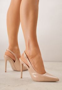 Renee - Ciemnobeżowe Szpilki Slingback VICES z Lakierowanym Połyskiem i Skórzaną Wkładką Marinja. Nosek buta: szpiczasty. Kolor: beżowy. Materiał: skóra, lakier. Obcas: na szpilce. Styl: elegancki, wizytowy #1