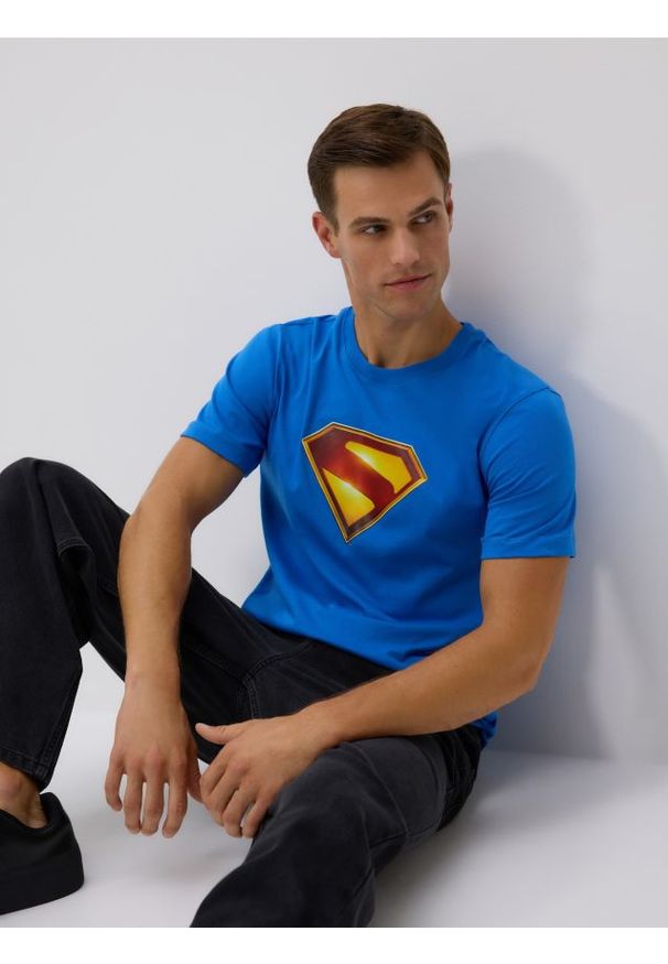 Reserved - Bawełniany t-shirt regular fit SUPERMAN™ - niebieski. Kolor: niebieski. Materiał: bawełna. Wzór: motyw z bajki