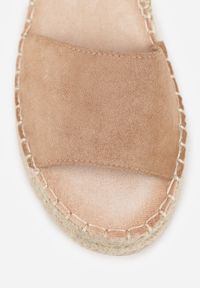 Born2be - Ciemnobeżowe Sandały VICES z Imitacji Zamszu na Niskim Koturnie z Plecionki Miralyn. Okazja: na co dzień, na imprezę. Zapięcie: pasek. Kolor: beżowy. Materiał: zamsz. Sezon: lato. Obcas: na koturnie. Styl: casual, elegancki #7