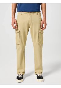 Wrangler - WRANGLER MĘSKIE SPODNIE MATERIAŁOWE WRANGLER CASEY JONES CARGO REGULAR SADDLE 112356844. Materiał: materiał #1