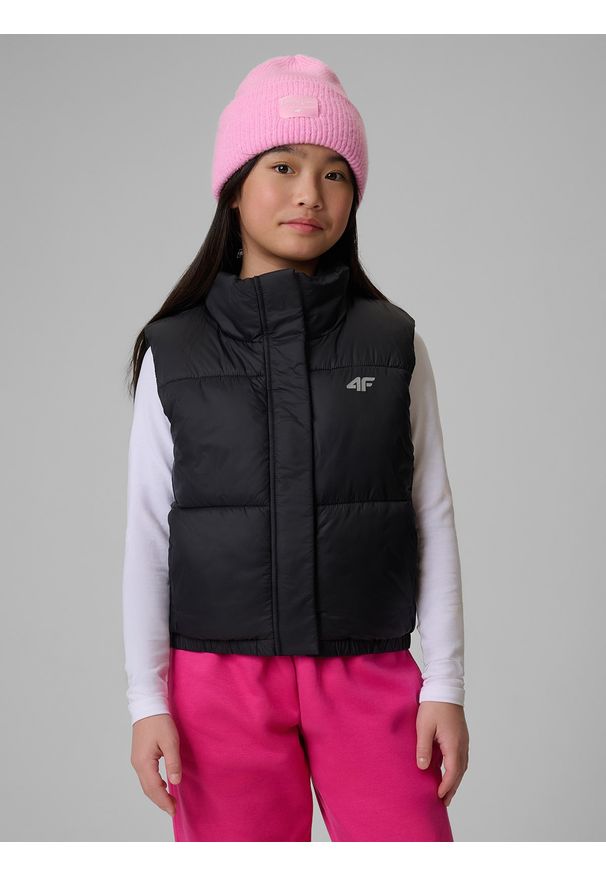 4f - 4F Bezrękawnik z wypełnieniem syntetycznym dziewczęcy - czarny 122 (6-7 lat). Okazja: na spacer, na co dzień, na uczelnię. Typ kołnierza: kołnierzyk stójkowy. Kolor: czarny. Materiał: syntetyk. Długość rękawa: bez rękawów. Sezon: lato. Styl: casual