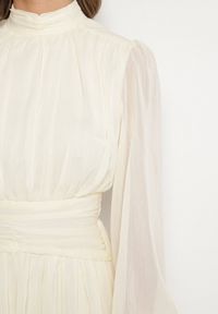 Born2be - Beżowa Sukienka Rozkloszowane ze Stójką Marszczeniami i Transparentnymi Ramionami Belabria. Okazja: na co dzień. Typ kołnierza: kołnierzyk stójkowy. Kolor: beżowy. Typ sukienki: rozkloszowane. Styl: klasyczny, casual #4