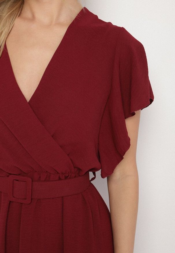 Born2be - Bordowa Sukienka z Kopertowym Dekoltem i Paskiem Sizuee. Kolor: czerwony. Typ sukienki: kopertowe