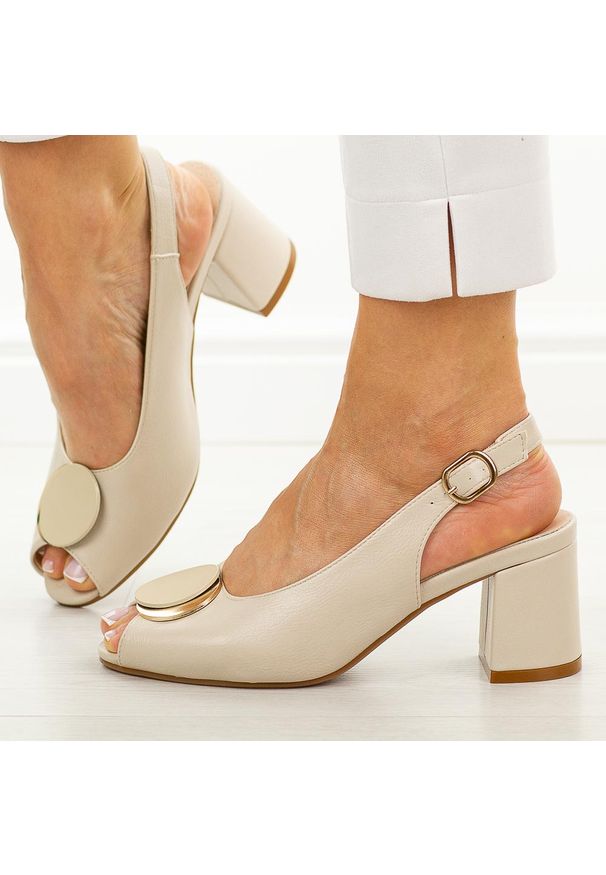 POTOCKI - Beżowe sandały damskie na słupku Potocki 12816. Okazja: na co dzień, na ślub cywilny, na wesele, na imprezę. Kolor: beżowy. Materiał: skóra. Wzór: aplikacja. Sezon: wiosna, lato. Obcas: na słupku. Styl: casual, elegancki, klasyczny, wizytowy