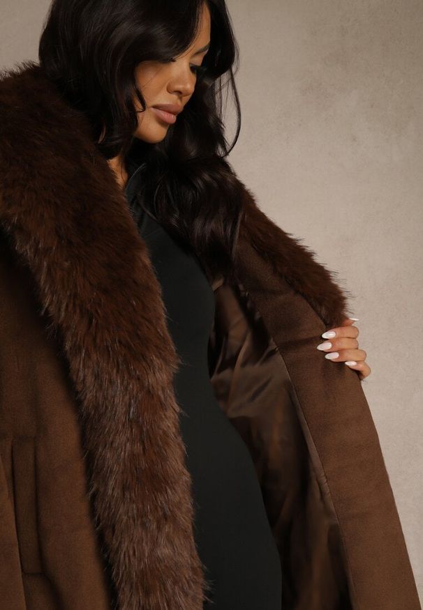 Renee - Brązowy Płaszcz z Odpinanym Futerkiem Lillvana. Okazja: na imprezę. Kolor: brązowy. Materiał: futro. Styl: elegancki