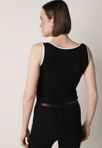 Born2be - Czarny Bawełniany Top w Prążki z Guzikami przy Dekolcie Bervise. Okazja: na co dzień. Kolor: czarny. Materiał: bawełna. Wzór: prążki. Styl: casual #8