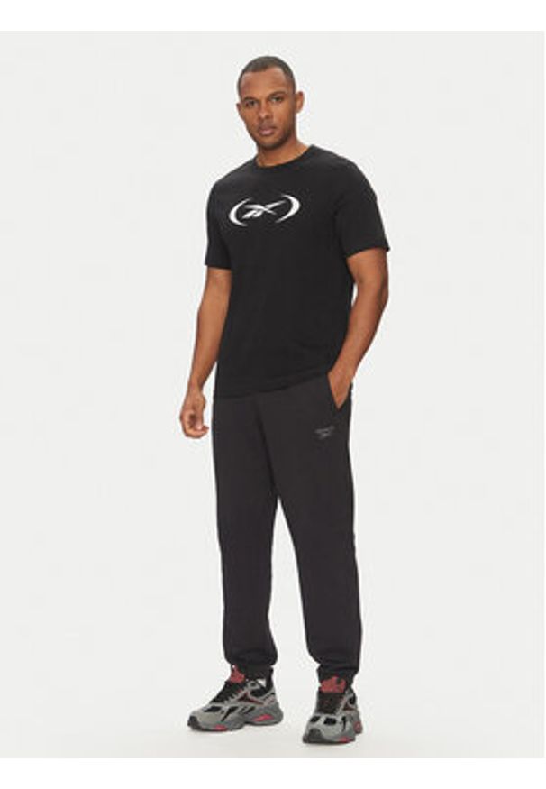 Reebok T-Shirt 100214159 Czarny Regular Fit. Kolor: czarny. Materiał: bawełna