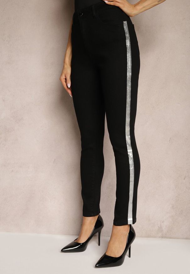 Renee - Czarne Skinny Jeansy Regular Waist z Ozdobnymi Paskami Brokatowymi Nelti. Okazja: na co dzień. Kolekcja: plus size. Kolor: czarny. Wzór: paski. Styl: klasyczny, elegancki, casual