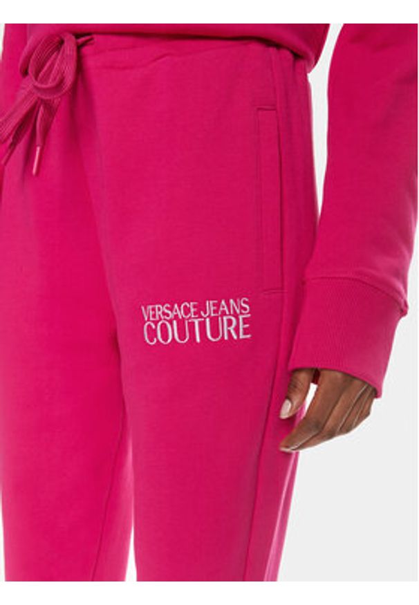 Versace Jeans Couture Spodnie dresowe 76HAAT01 Różowy Regular Fit. Kolor: różowy. Materiał: bawełna