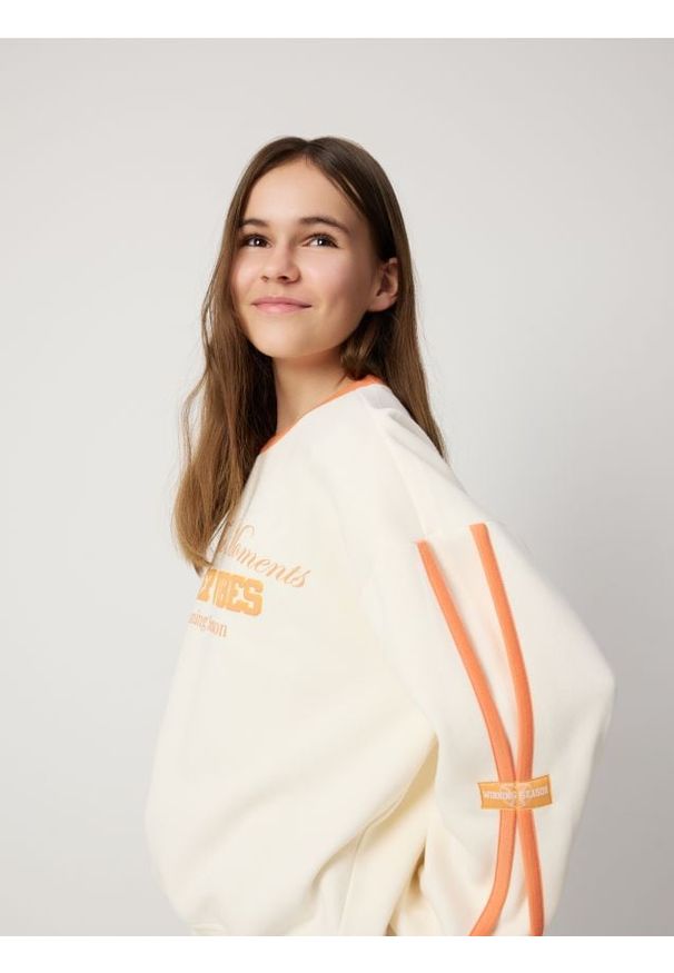 Reserved - Luźna bluza z napisem - złamana biel. Materiał: dzianina, bawełna. Wzór: napisy