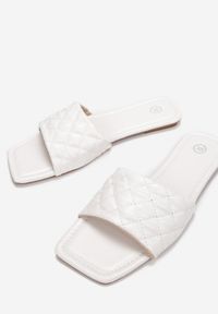 Born2be - Białe Klapki Nesassea. Nosek buta: otwarty. Kolor: biały. Materiał: skóra ekologiczna. Wzór: aplikacja, geometria. Obcas: na obcasie #6