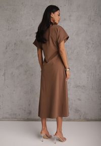 Renee - Brązowa Rozkloszowana Sukienka Zdobiona Drapowaniem w Talii i Rozcięciem Uziola. Okazja: na co dzień. Kolor: brązowy. Wzór: aplikacja. Typ sukienki: proste. Styl: casual #6