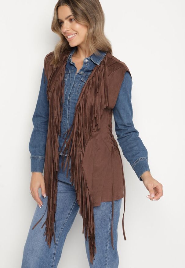 Born2be - Brązowa Kamizelka w Stylu Boho z Frędzlami i Gorsetowymi Wiązaniami Salenorra. Okazja: na co dzień, na imprezę. Typ kołnierza: dekolt gorset. Kolor: brązowy. Materiał: zamsz, jeans. Wzór: aplikacja, haft. Styl: boho