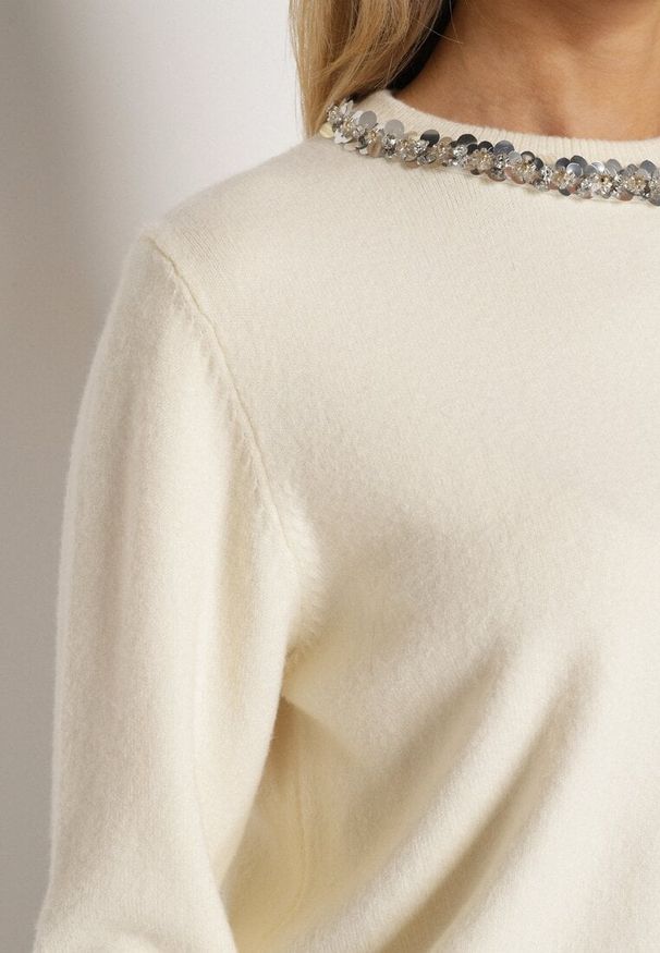 Born2be - Biały Sweter z Dodatkiem Kaszmiru Ozdobiony Cekinami i Cyrkoniami Vetimona. Okazja: na co dzień. Kolor: biały. Materiał: kaszmir. Wzór: aplikacja. Styl: klasyczny, casual, elegancki
