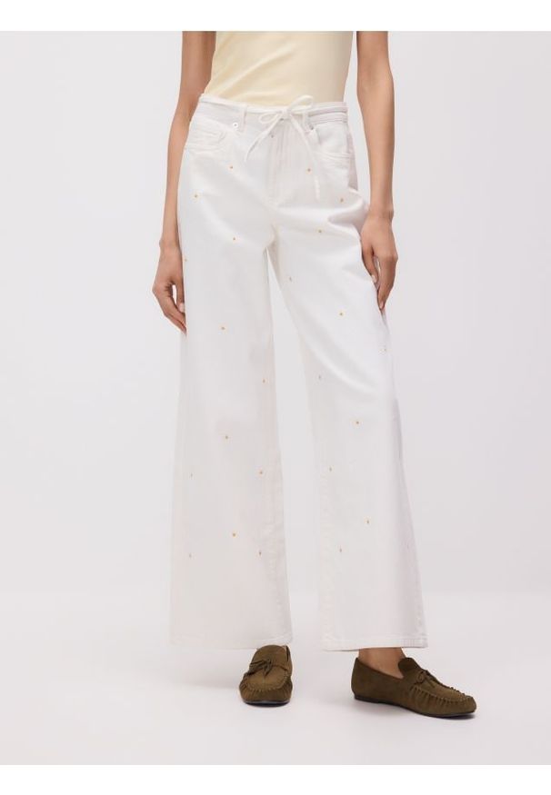 Reserved - Jeansy wide leg z haftem - biały. Kolor: biały. Wzór: haft
