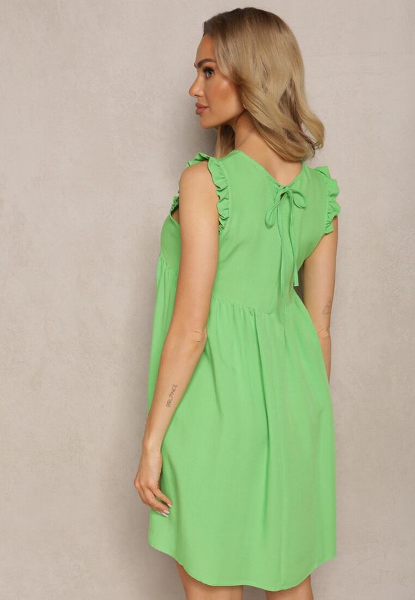Renee - Jasnozielona Sukienka z Wiskozy z Falbanką przy Rękawie i Wiązaniem z Tyłu Mloelia. Kolor: zielony. Materiał: wiskoza. Sezon: lato