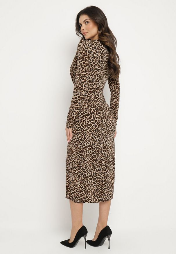 Born2be - Brązowa Koktajlowa Sukienka Taliowana w Panterkę z Rozcięciem z Boku i Cyrkoniami Zelimi. Typ kołnierza: dekolt w kształcie V. Kolor: brązowy. Wzór: motyw zwierzęcy. Styl: wizytowy