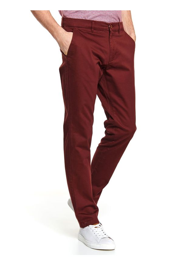 TOP SECRET - Spodnie typu chino slim fit. Okazja: do pracy, na co dzień. Kolor: czerwony. Sezon: wiosna. Styl: casual, elegancki