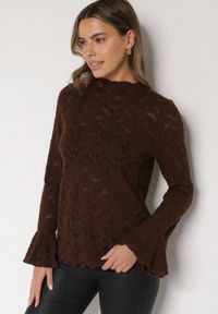 Born2be - Brązowa Koronkowa Bluzka ze Stójką i Rozszerzanymi Rękawami Nefina. Okazja: na co dzień. Typ kołnierza: kołnierzyk stójkowy. Kolor: brązowy. Materiał: koronka. Wzór: aplikacja. Styl: klasyczny, casual, elegancki #3