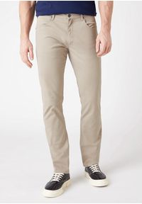 Wrangler - WRANGLER STRAIGHT SPODNIE MĘSKIE MATERIAŁOWE KHAKI W10TKA787 112126008. Kolor: brązowy