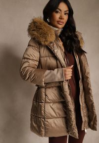 Renee - Ciemnobeżowa Pikowana Kurtka z Paskiem i Kapturem z Futerkiem Lilittia. Kolor: beżowy. Materiał: futro. Sezon: zima. Styl: elegancki #2