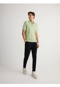 Reserved - Sweter polo z wiskozą - jasnozielony. Typ kołnierza: polo. Kolor: zielony. Materiał: wiskoza