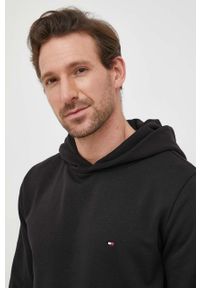 TOMMY HILFIGER - Tommy Hilfiger bluza męska kolor czarny z kapturem gładka. Typ kołnierza: kaptur. Kolor: czarny. Wzór: gładki #2