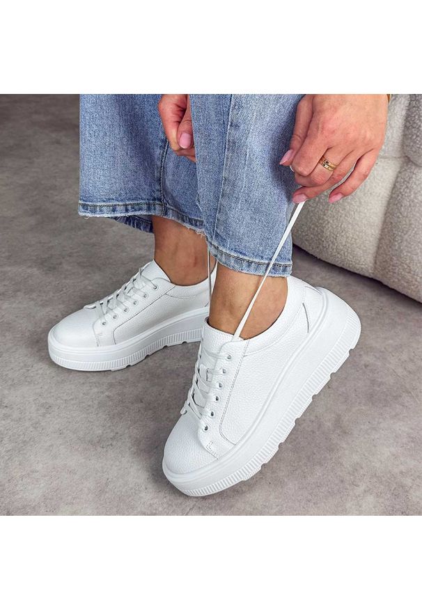 Białe skórzane półbuty damskie na platformie Jezzi 8181. Okazja: na co dzień. Zapięcie: sznurówki. Kolor: biały. Materiał: skóra. Szerokość cholewki: normalna. Sezon: wiosna, jesień, lato. Obcas: na platformie. Styl: casual, klasyczny, sportowy