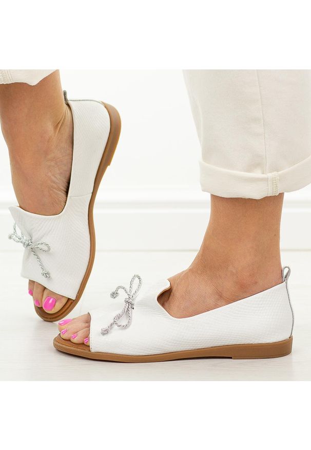 Białe skórzane płaskie sandały damskie Cambell 19388. Okazja: na co dzień. Kolor: biały. Materiał: skóra. Sezon: wiosna, lato. Styl: casual, klasyczny, elegancki