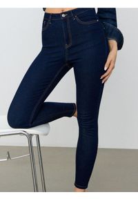 Sinsay - Spodnie jeansowe skinny - niebieski. Kolor: niebieski
